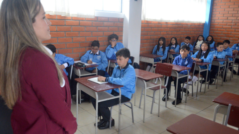 Clases en la Unidad Educativa Otto Arosemena Gómez, en Cuenca.