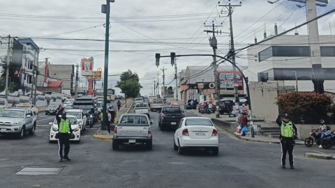 Agentes de la AMT Quito dirigen el tránsito, el 19 de septiembre de 2024.