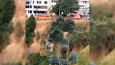 Dos personas cayeron a una quebrada en Quito