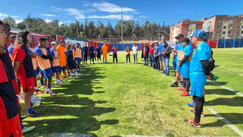 El plantel de Deportivo Quito habla en la cancha del complejo de Carcelén, el miércoles 18 de septiembre de 2024.