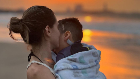 Karime Borja, exreina de Guayaquil, en una foto compartida junto a su hijo Mateo, en la playa, en enero de 2024.