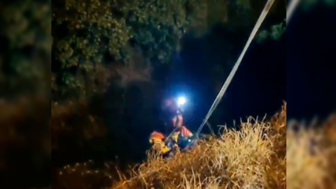 Rescatan a tres personas que cayeron a una quebrada de 40 metros en Quito