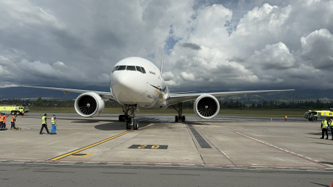 Imagen referencial de un avión en la plataforma del Aeropuerto Internacional Mariscal Sucre de Quito. Foto de enero de 2024.