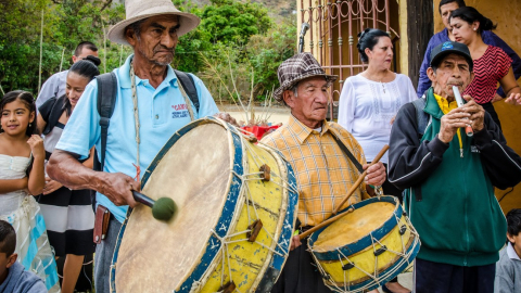 Adultos mayores tocan en una banda en Vilcabamba, parroquia del cantón Loja con población longeva. La provincia de Loja tiene nueve cantones entre los 20 con más altas tasas de personas centenarias por población.