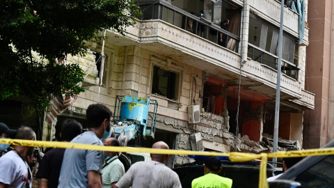 Gente se reúne alrededor de un edificio destruido por un ataque israelí en Beirut, capital de Líbano, el 20 de septiembre de 2024.