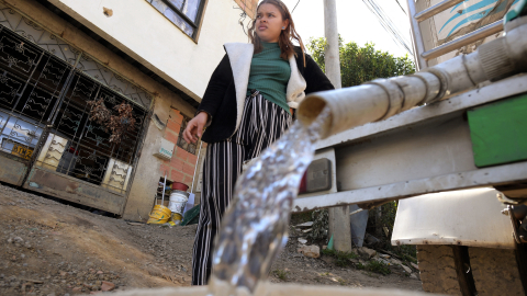 Una mujer recolecta agua de un camión cisterna en La Calera, cerca de Bogotá, Colombia, el 10 de abril de 2024.