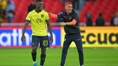 Sebastián Beccacece y Moisés Caicedo festejan la victoria de Ecuador ante Perú, por las Eliminatorias sudamericanas, el 10 de septiembre de 2024.