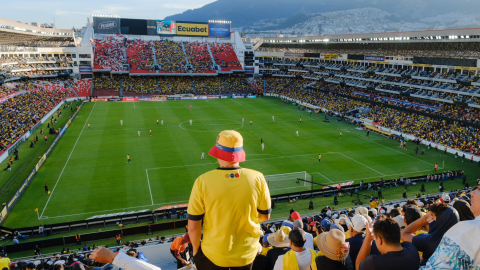 Hinchas en el estadio Rodrigo Paz Delgado, durante el partido de Ecuador vs. Perú, el 10 de septiembre de 2024.