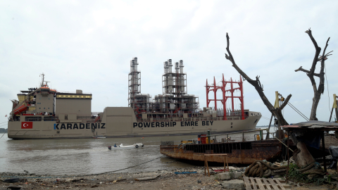 La barcaza turca Emre Bey durante sus infructuosas labores de anclaje en el sector de Las Esclusas, en el río Guayas, al sur de Guayaquil, el 22 de agosto del 2024. El buque trató de estabilizarse durante dos jornadas sin conseguirlo, debido a las corrientes.