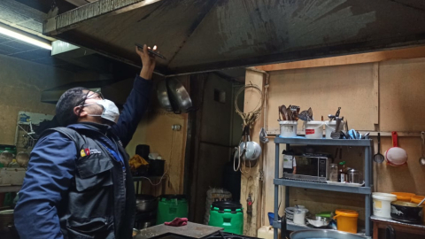 Un técnico de Arcsa inspecciona uno de los locales de comida, en Cuenca, clausurados por falta de higiene este 20 de septiembre de 2024.