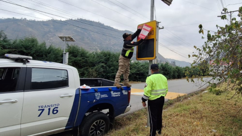 Agentes de la Comisión de Tránsito del Ecuador ponen el sello de suspensión en los radares de la provincia del Azuay, este 20 de septiembre de 2024.