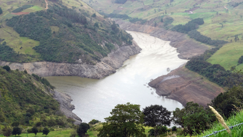 Caída de agua en el embalse de Mazar, ubicado en Azuay. El 17 de septiembre de 2024.