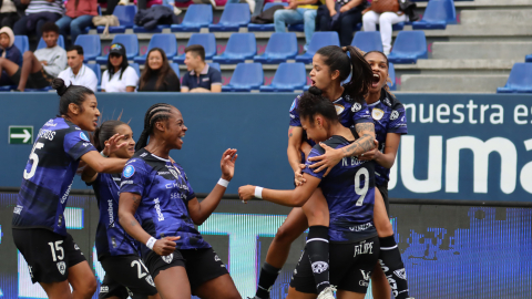 Dragonas festeja uno de los goles ante Barcelona SC. en la final de la Superliga femenina.