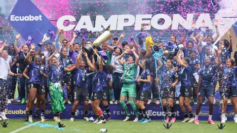 Las jugadoras de Dragonas celebran tras lograr el título de la Superliga femenina, este sábado 21 de septiembre de 2024.