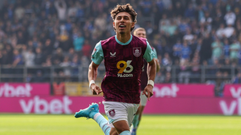 Jeremy Sarmiento, volante ecuatoriano del Burnley, celebra su gol este sábado 21 de septiembre de 2024.