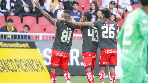 Los jugadores de El Nacional festejan el gol de Gabriel Cortez ante Liga de Quito, el 21 de septiembre de 2024.