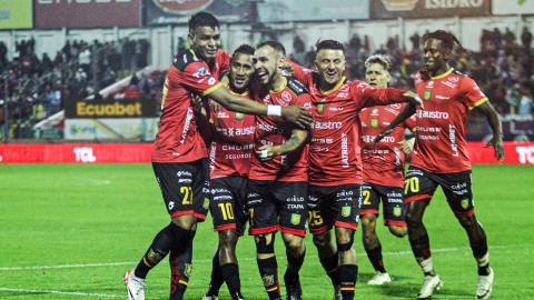 Los jugadores del Deportivo Cuenca celebran el gol de Danny Luna ante Barcelona SC, el 21 de septiembre de 2024.