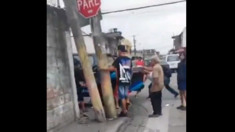 Vecinos mueven una camioneta de la empresa pública municipal Segura EP que derribó una pared y ocasionó la muerte de una pequeña niña y su madre en el sur de Guayaquil.