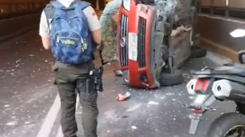 Un carro se volcó e impidió el tránsito en el túnel Miraflores, en Quito.