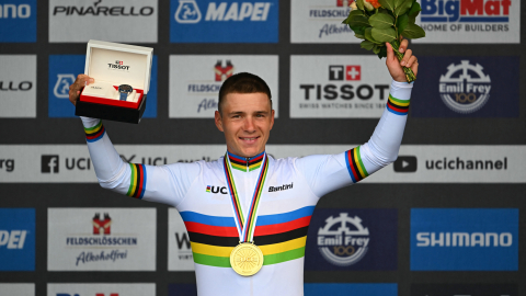 Remco Evenepoel festeja el título de campeón mundial de contrarreloj individual, el 22 de septiembre de 2024.