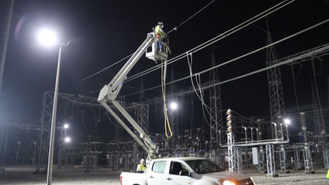 Mantenimiento de la red eléctrica, el 18 de septiembre de 2024, en Ecuador.