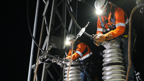 Imagen referencial de trabajadores de la Empresa Eléctrica Quito, el 19 de septiembre de 2024.