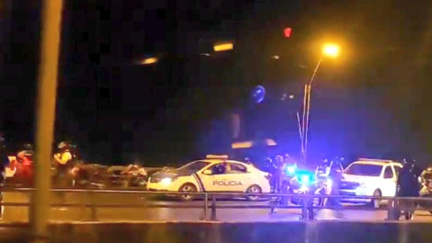 Vehículos policiales ubicados en el Puente de la Unidad Nacional, entre Durán y Guayaquil, en una intervención en la noche del 22 de septiembre de 2024.