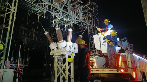 Técnicos realizan trabajos de mantenimiento en subestaciones de Santo Domingo, Manabí y Los Ríos, 19 de septiembre. Imagen referencial.