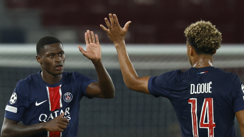 Nuno Mendes y Desire Doue del PSG celebran el gol del 1-0 durante el partido de la UEFA Champions League ante el Girona FC, el 18 de septiembre de 2024.