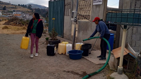 Habitantes del barrio Tiwinza, en el norte de Quito, esperan la llegada de un tanquero para abastecerse de agua, el 18 de septiembre de 2024.