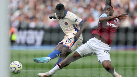 Moisés Caicedo remata durante el partido entre Chelsea y West Ham por la Premier League, el 21 de septiembre de 2024.