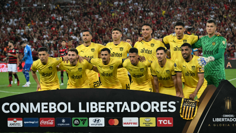 Los jugadores de Peñarol posan para una foto en el estadio Maracaná de Río de Janeiro, el 19 de septiembre de 2024.