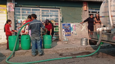 Moradores del barrio La Argelia, en el sur de Quito, se abastecen de agua, el 15 de septiembre de 2024.