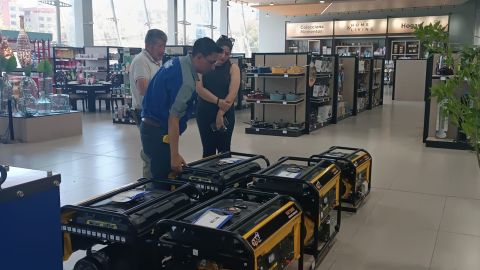 Exhibición de generadores eléctricos de baja y mediana potencia en un local de Almacenes ElJuri, en el centro norte de Quito, el 18 de septiembre.