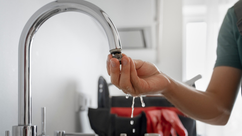 Imagen referencial de una llave de agua. En Cuenca, varias zonas que se abastecen de sistemas de bombeos registran intermitencia o suspensión del servicio por cortes de luz este 23 de septiembre.