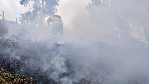 Fotografía referencial de un incendio en la provincia de Loja siendo atacado por los bomberos de dicha provincia el 16 de agosto de 2024.