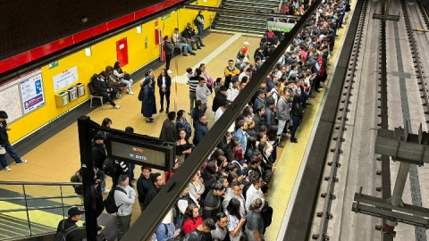 Usuarios del Metro de Quito en la estación San Francisco, el 24 de septiembre de 2024.