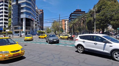 Carros particulares, taxis y motos en la intersección entre la Río Amazonas y Atahualpa, en el norte de Quito, transitan mientras los semáforos del sector están apagados y sin la presencia de agentes de tránsito el 24 de septiembre de 2024.