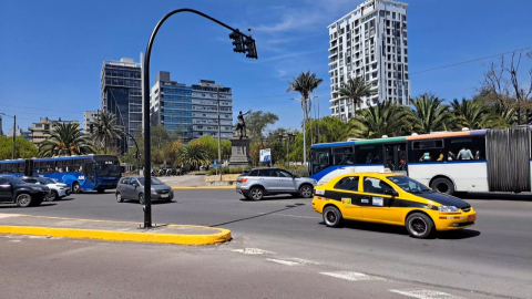 Vehículos particulares frenan en una intersección para dar paso a unidades de la Ecovía, cerca a la Plaza Argentina en el norte de Quito, el martes 24 de septiembre de 2024 en medio de apagones.