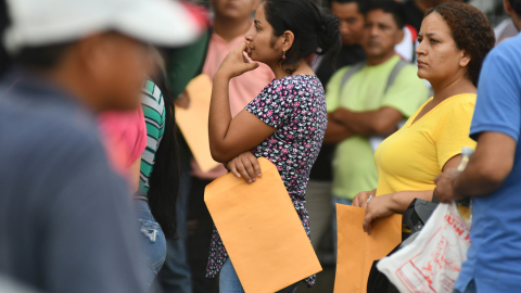 Mujeres y hombres hacen fila en una convocatoria para puestos de trabajo de una empresa privada, en Manta, 15 de abril de 2024.