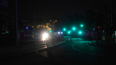 Rieles del Tranvía de Cuenca a oscuras en un corte de luz programado el 18 de septiembre de 2024.