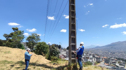 Trabajadores de la Empresa Eléctrica Quito realizan mantenimiento de la Línea Santa Rosa – Epiclachima, en sur de la ciudad, el 31 de agosto de 2024.