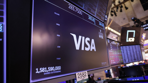 El logo de la compañía de tarjetas bancarias, Visa, mostrado en una pantalla del New York Stock Exchange el 23 de febrero de 2024.