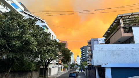 Así se ve el humo del gran incendio forestal en Guápulo, desde la calle El Batán, la tarde de este 24 de septiembre de 2024.