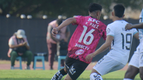 Kendry Páez, de Independiente del Valle, domina el balón ante los jugadores de Guayaquil City en los cuartos de final de la Copa Ecuador, el 24 de septiembre de 2024.