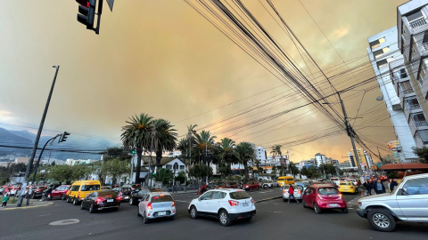 Así se ve el gran incendio forestal en Quito, mientras las vías están caotizadas por los cortes de luz, la tarde de este 24 de septiembre de 2024.