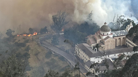 El incendio llegando a la iglesia de Guápulo, 24 de septiembre de 2024.