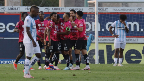 Los jugadores de Independiente del Valle celebran un gol ante Guayaquil City en los cuartos de final de la Copa Ecuador, el 24 de septiembre de 2024.