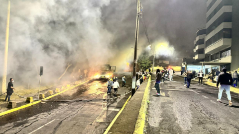 Ciudadanos ayudando a apagar el incendio en Guápulo, 24 de septiembre de 2024.