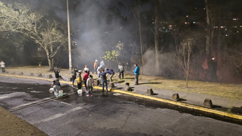 Quiteños ayudan a apagar el incendio con baldes de agua, 24 de septiembre de 2024.